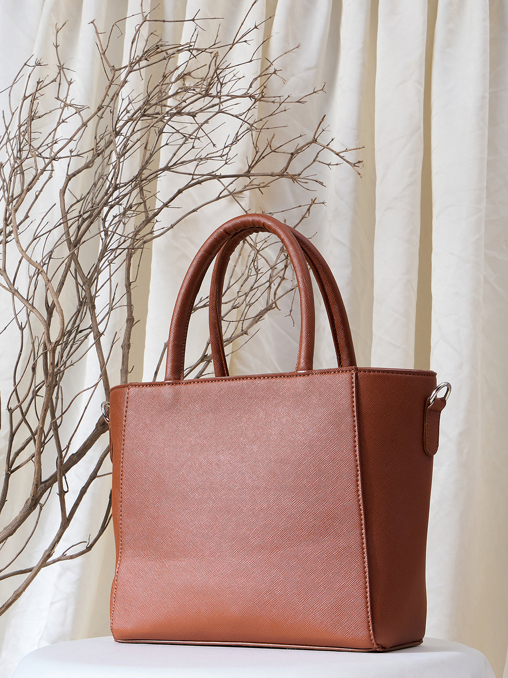 Shell hand-held bag Tan